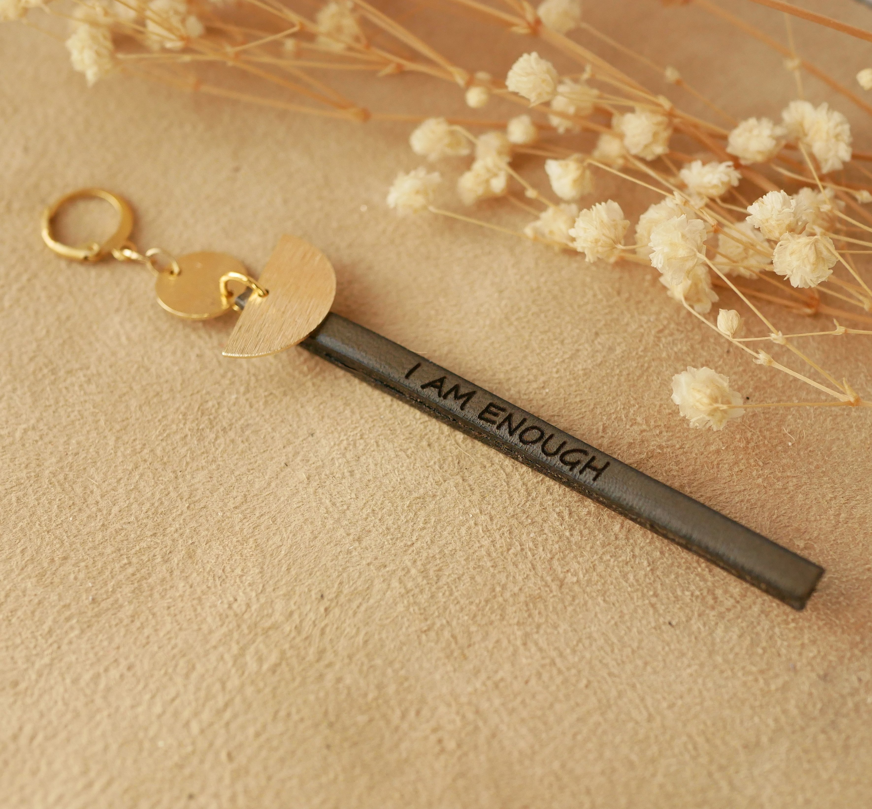 Solo Ohrring h&auml;ngend vergoldet am langen Leder Rotes Leder oder Farbe nach Wahl