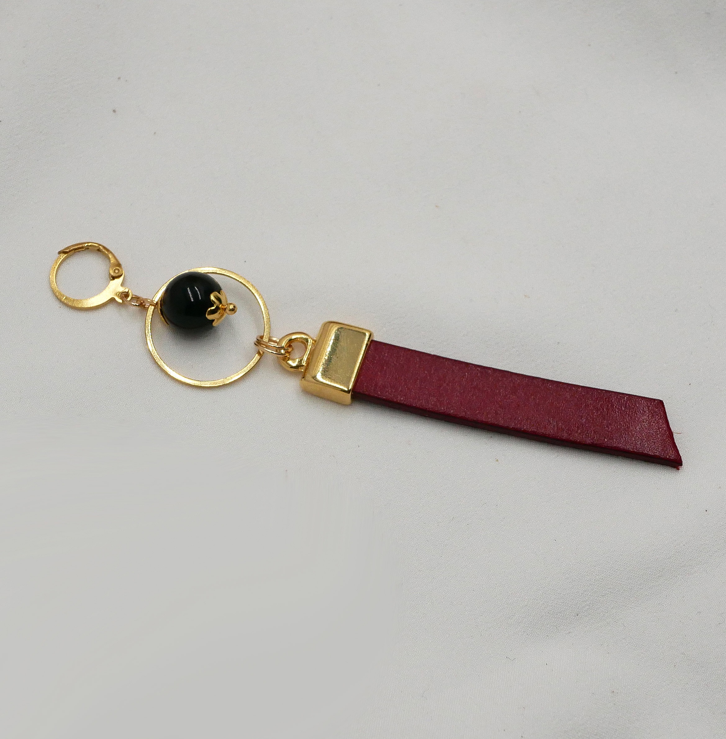 Solo Ohrring h&auml;ngend vergoldet am langen Leder Schwarz oder Farbe nach Wahl