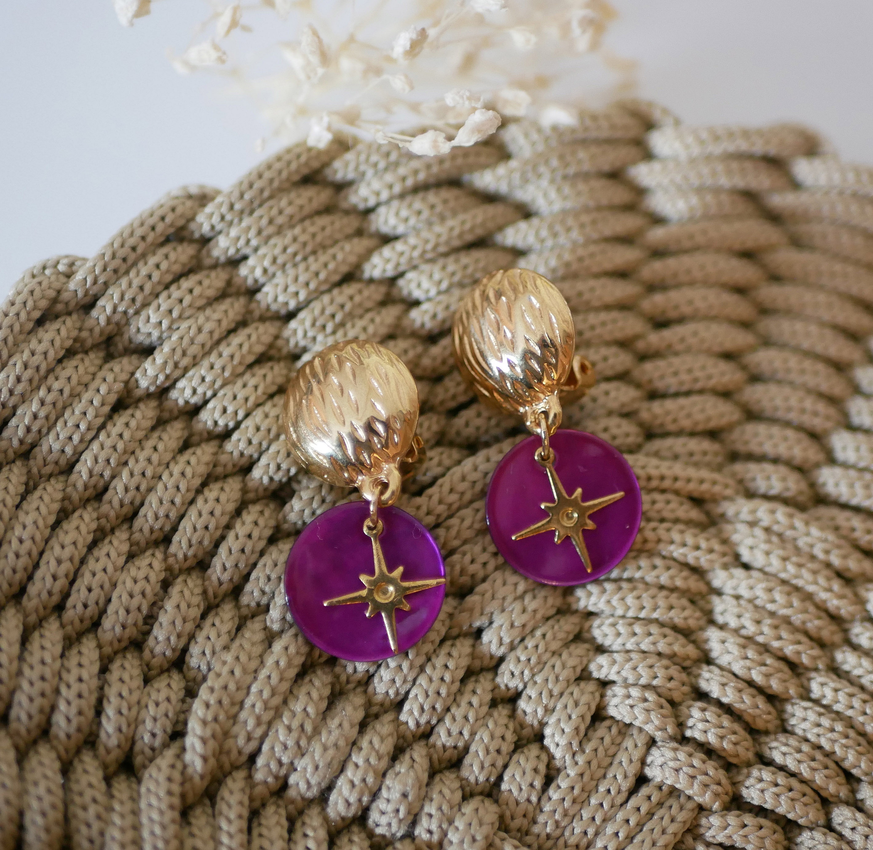 Fuchsiafarbene Clip-Ohrringe aus der Kollektion "Les nacr&eacute;es" 