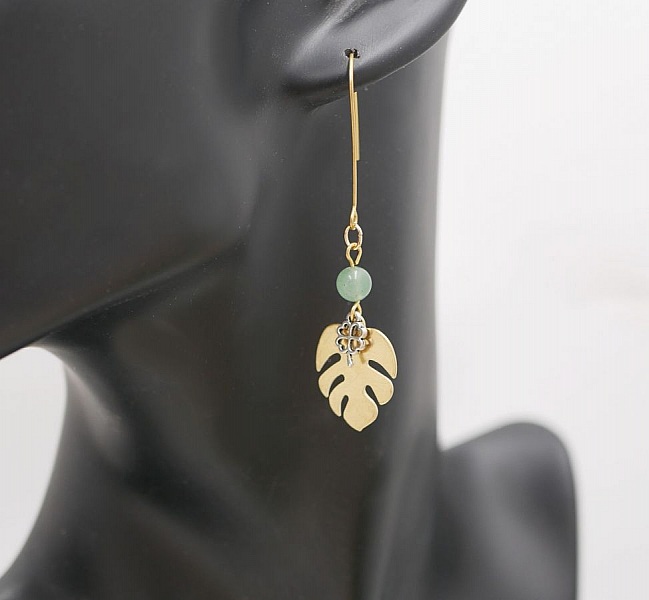 Boucles d'oreilles pendantes en laiton, motif monstera et trèfle.