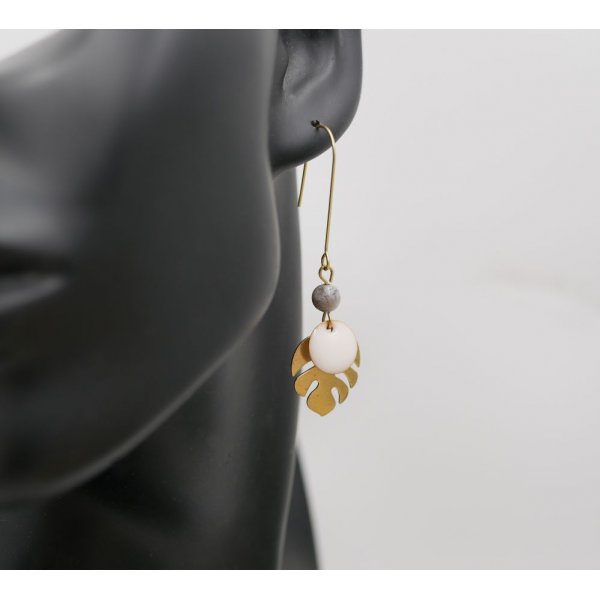 Ohrringe aus Rohmessing mit Monstera-Bl&auml;ttern und wei&szlig;en Pailletten