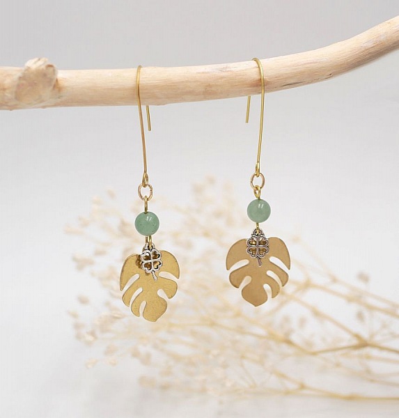 Boucles d'oreilles en laiton, feuilles monstera et trèfles verts.