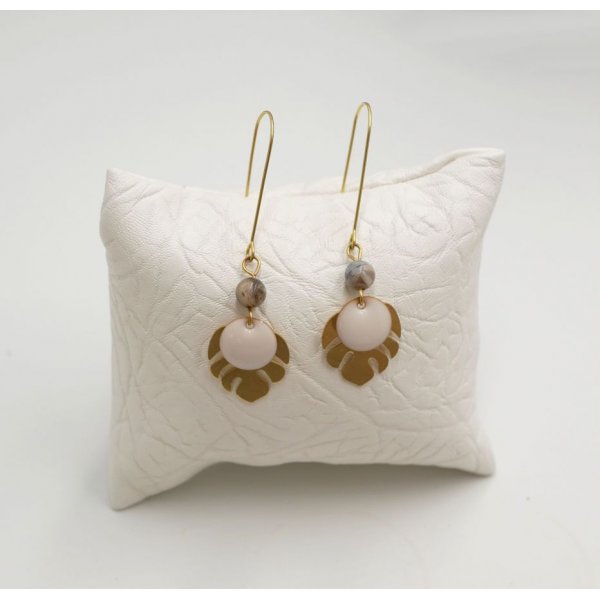 Ohrringe aus Rohmessing mit Monstera-Bl&auml;ttern und wei&szlig;en Pailletten