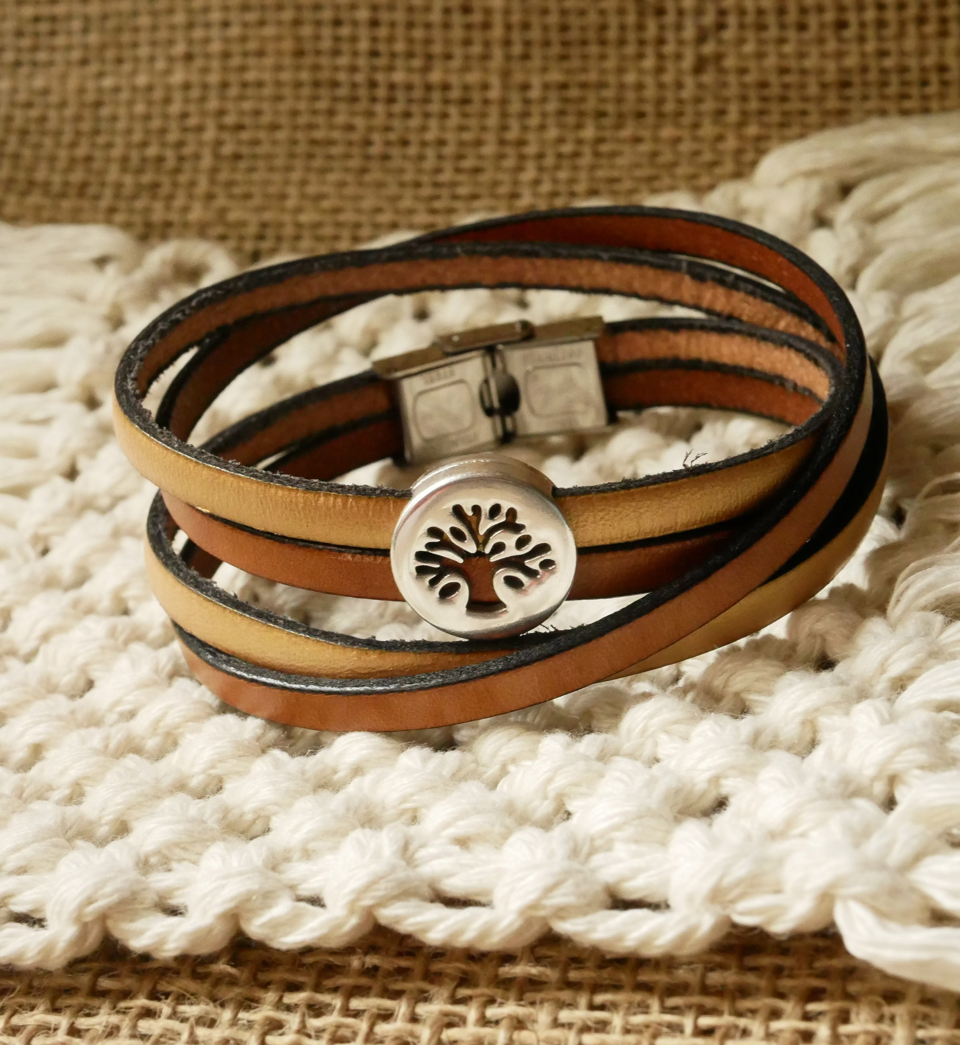 Armband Lebensbaum auf doppeltem Leder personalisiert durch Gravur