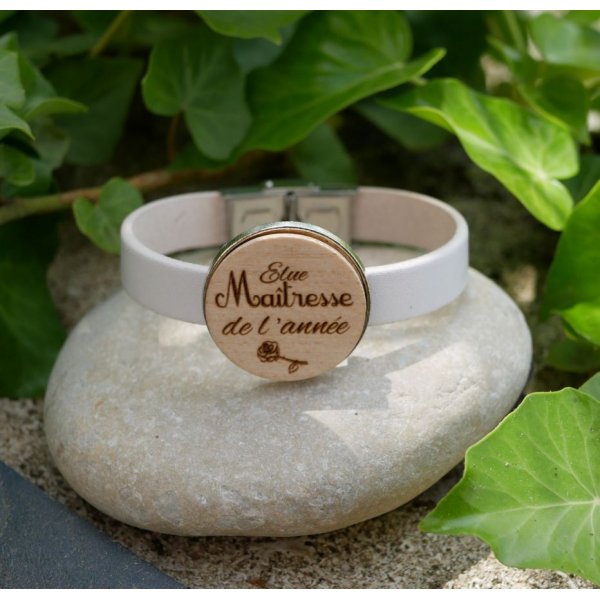 Lederarmband mit graviertem Holzcabochon in Silberfassung