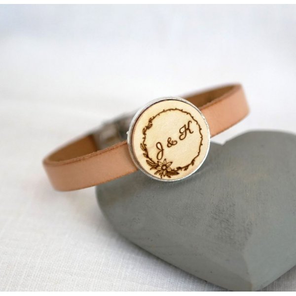 Lederarmband mit graviertem Holzcabochon in Silberfassung