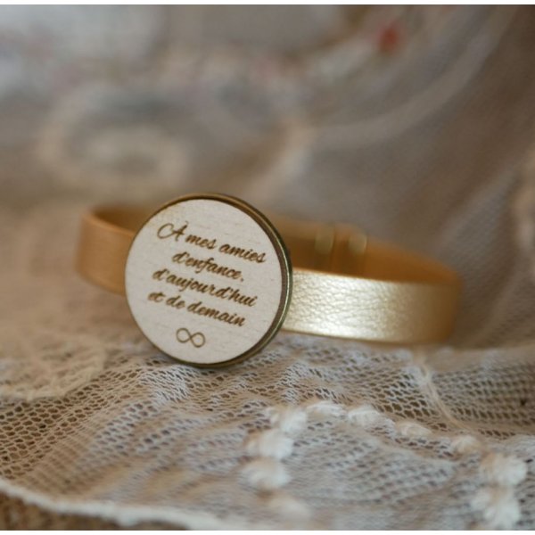 Lederarmband mit graviertem Holzcabochon in Bronzefassung