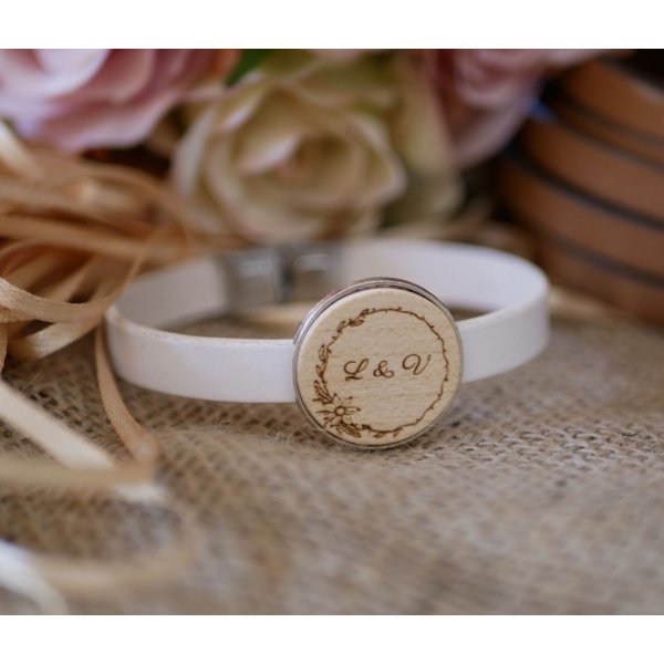 Lederarmband mit graviertem Holzcabochon in Silberfassung