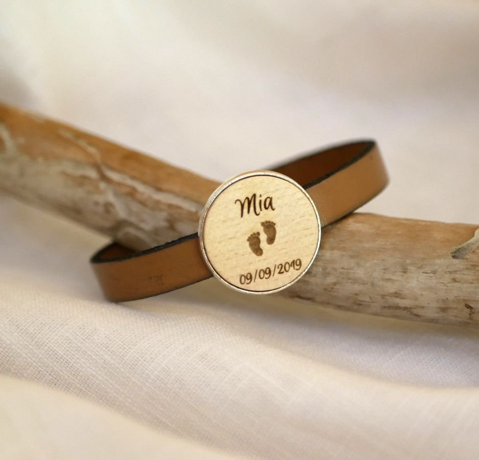 Lederarmband mit graviertem Holzcabochon in Silberfassung