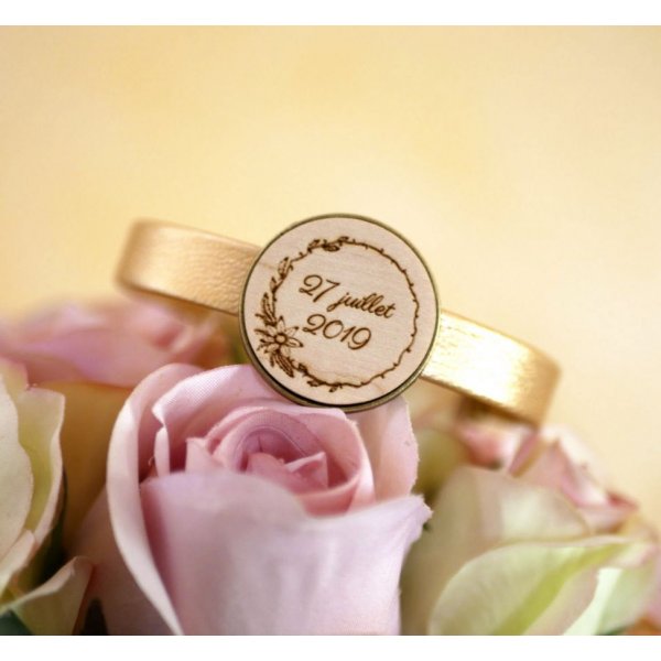 Lederarmband mit graviertem Holzcabochon in Bronzefassung