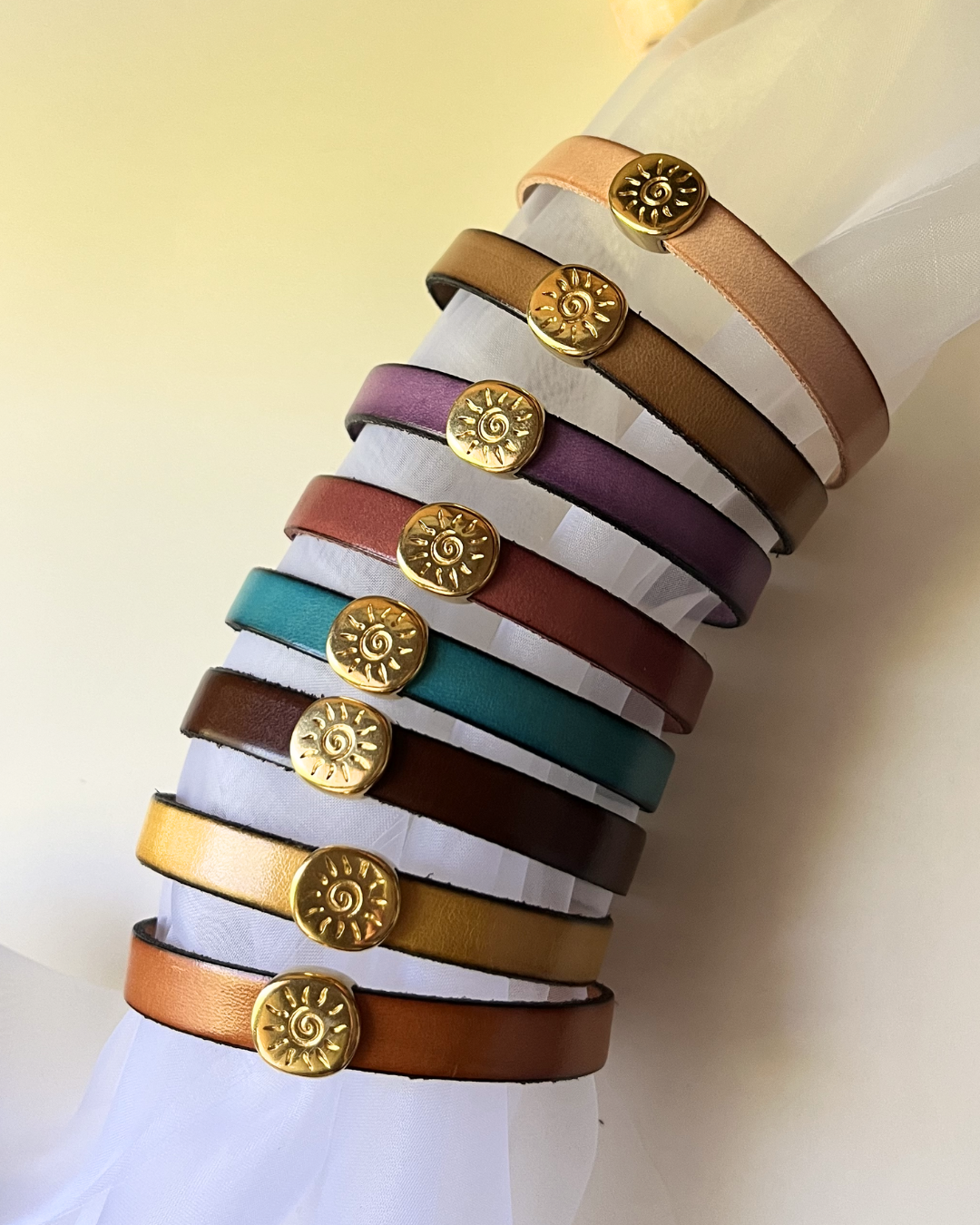 Bracelet cuir au cabochon soleil dor&eacute; pour femme 