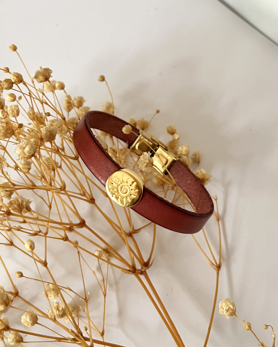 Bracelet cuir au cabochon soleil dor&eacute; pour femme 