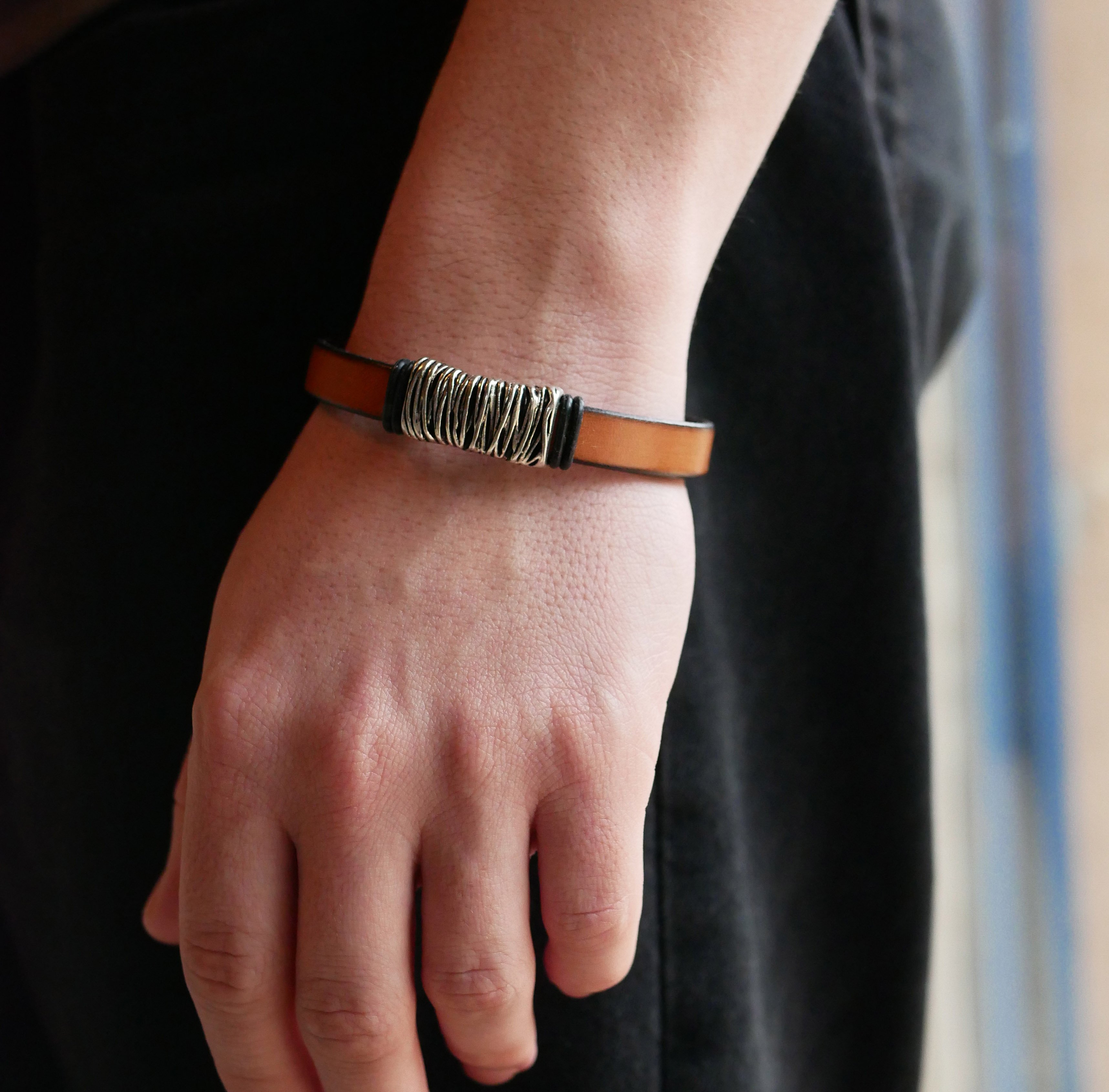 Camel Lederarmband mit geflochtenem Metalldekor und T-Schlie&szlig;e