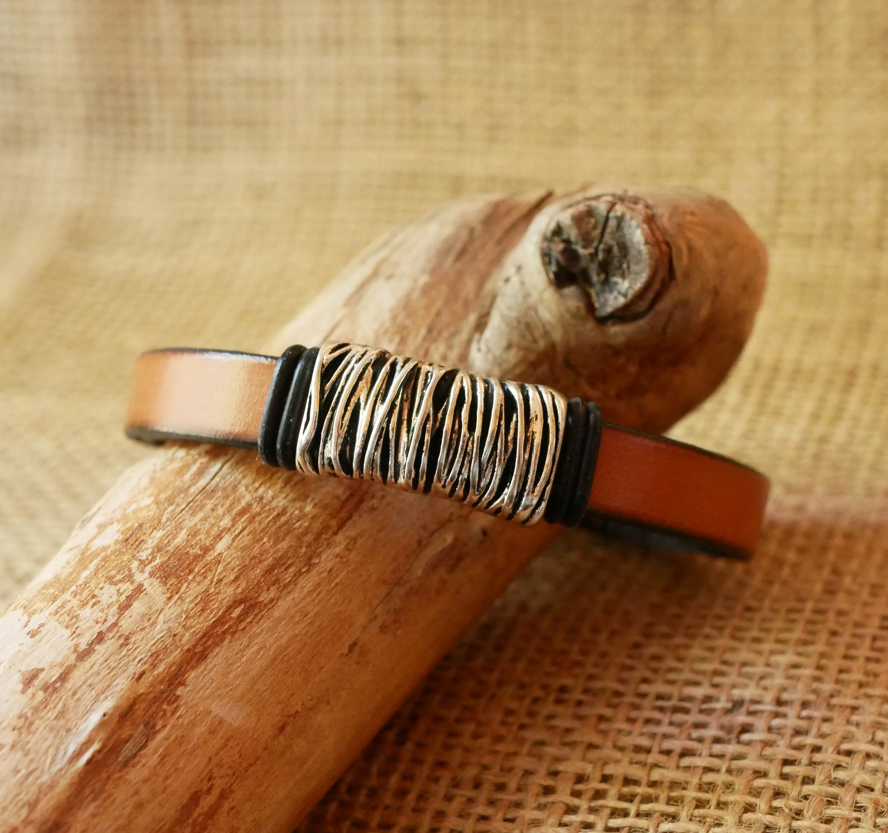 Camel Lederarmband mit geflochtenem Metalldekor und T-Schlie&szlig;e