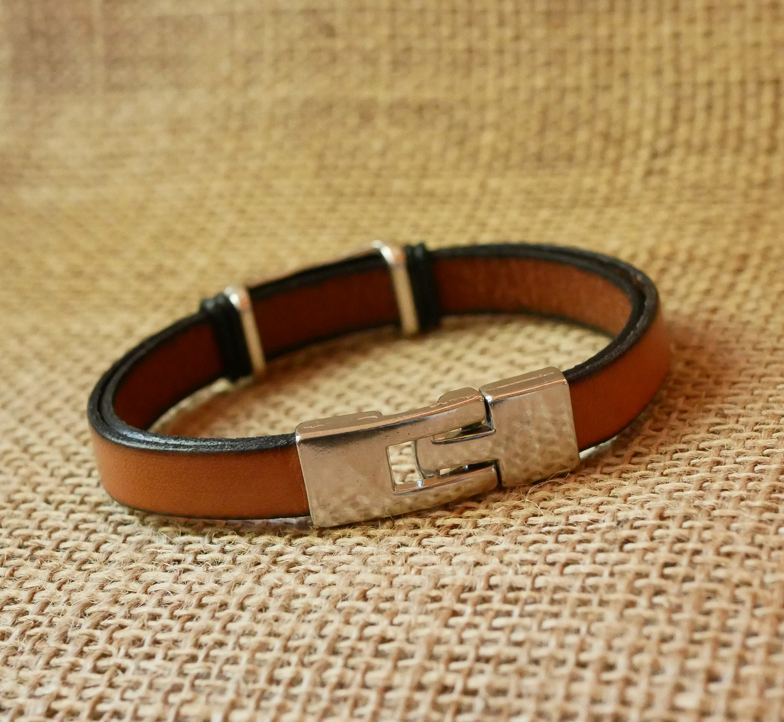 Camel Lederarmband mit geflochtenem Metalldekor und T-Schließe