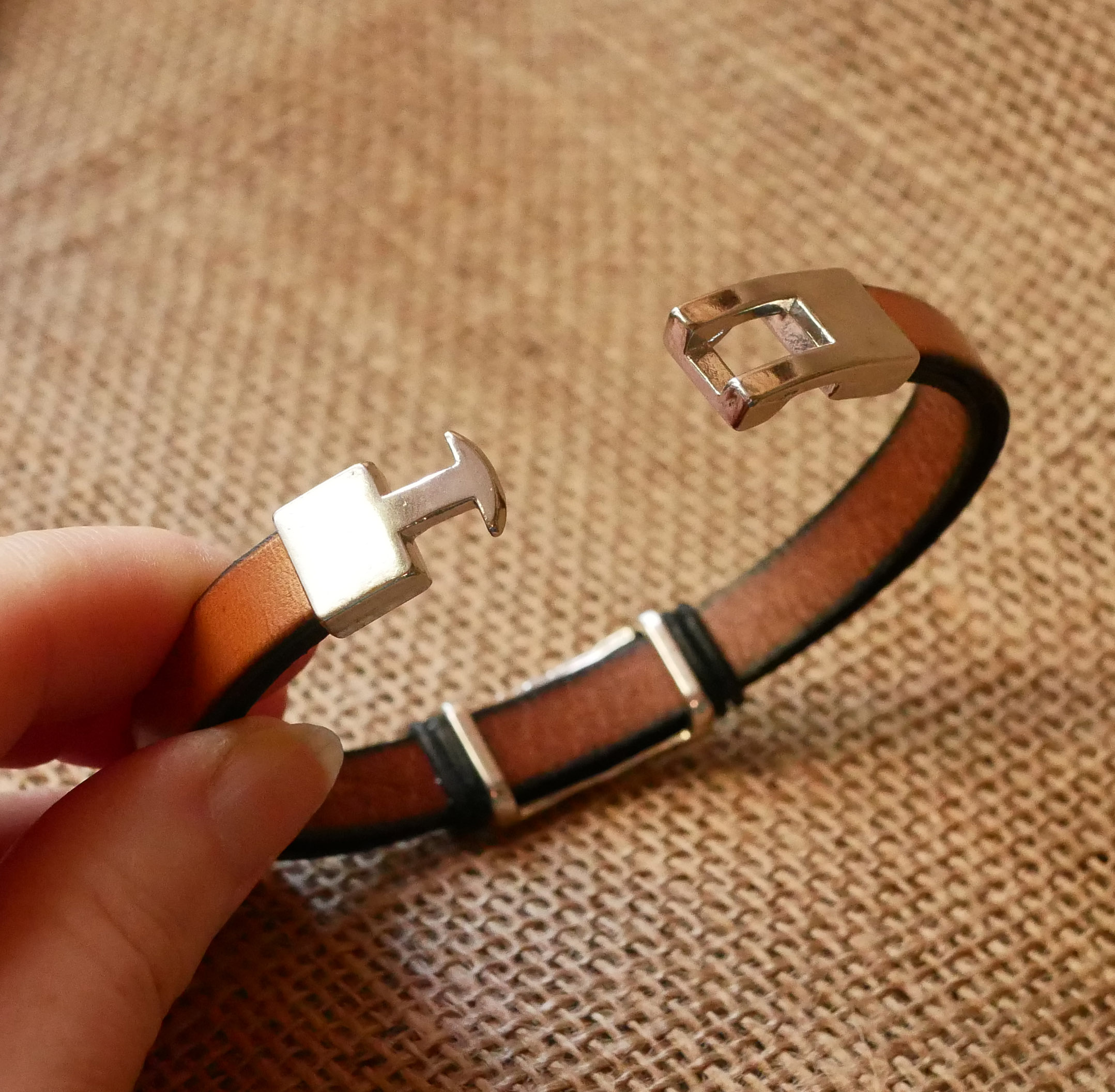 Camel Lederarmband mit geflochtenem Metalldekor und T-Schließe