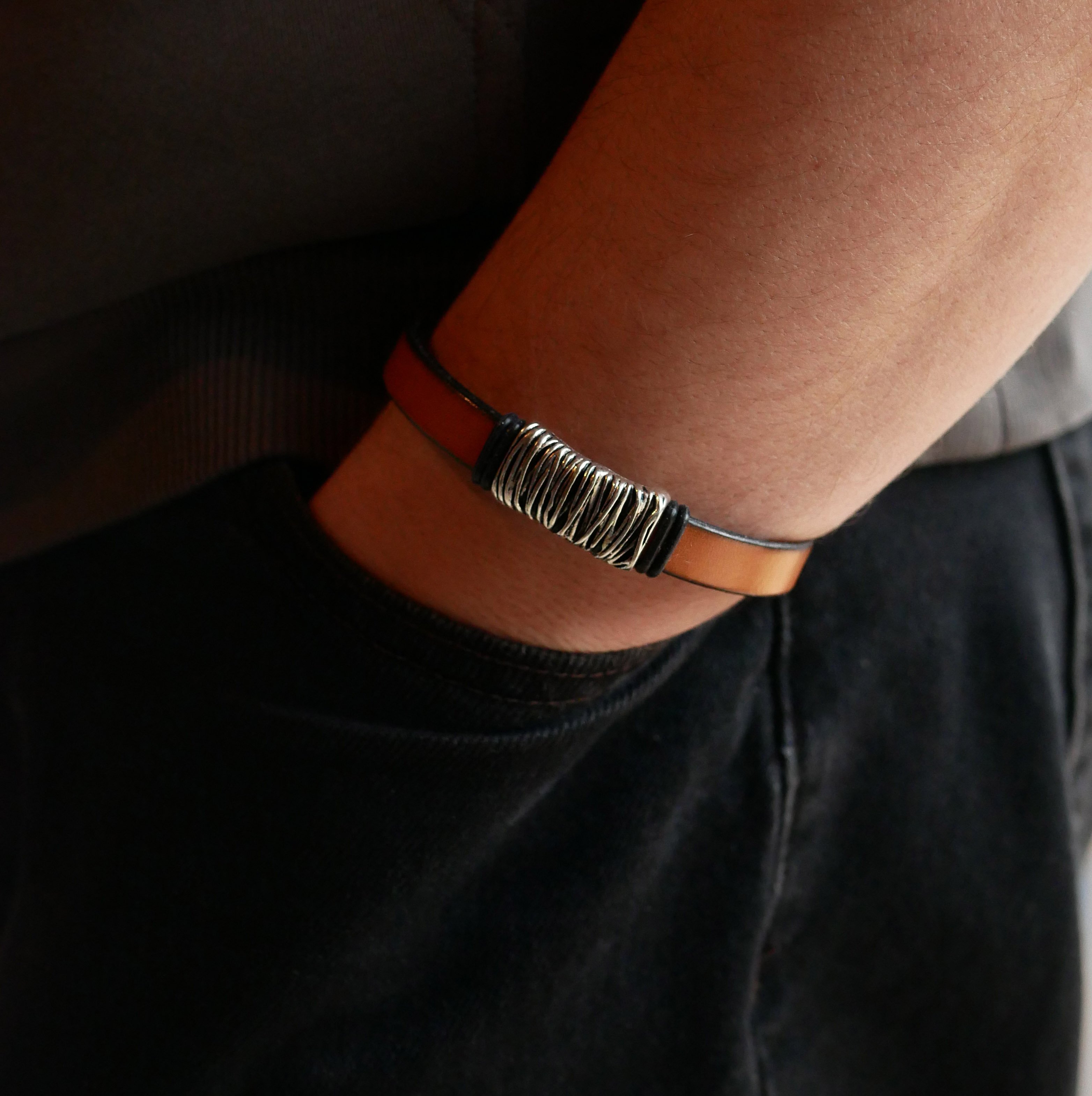 Camel Lederarmband mit geflochtenem Metalldekor und T-Schlie&szlig;e