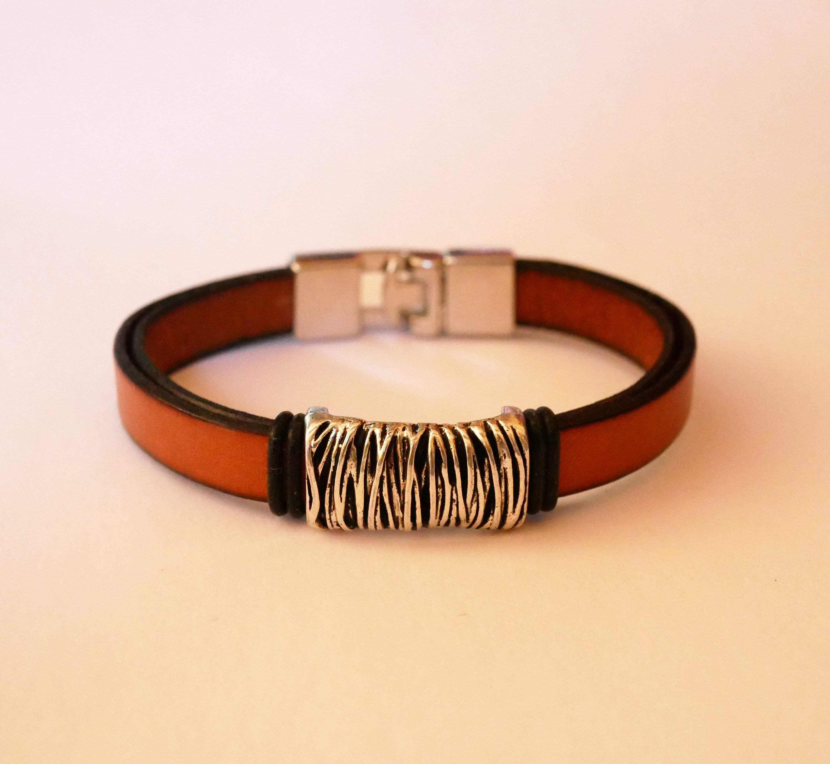 Camel Lederarmband mit geflochtenem Metalldekor und T-Schließe