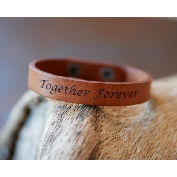 Armband aus graviertem Mischleder in Camel mit Druckkn&ouml;pfen