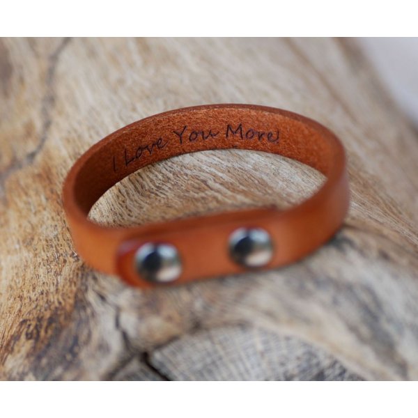 Armband aus graviertem Mischleder in Camel mit Druckkn&ouml;pfen