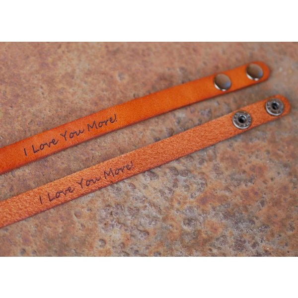 Armband aus graviertem Mischleder in Camel mit Druckkn&ouml;pfen