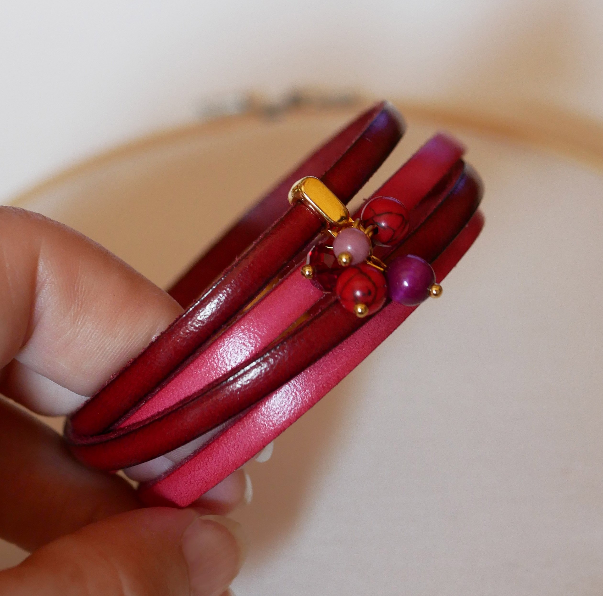 Doppeltes Lederarmband in Duo mit fuchsiafarbenen Perlen verziert