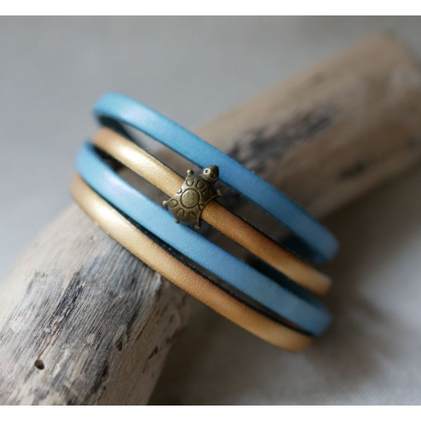 Doppeltes Lederarmband in Duo mit einer bronzefarbenen Schildkr&ouml;te verziert vielli