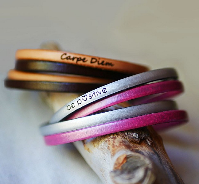 Bracelets doubles en cuir personnalisables avec gravure.