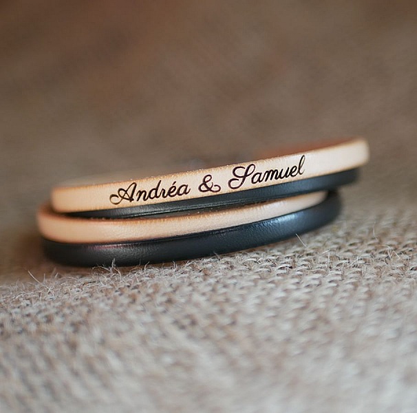 Bracelet double en cuir personnalisé avec prénoms gravés.
