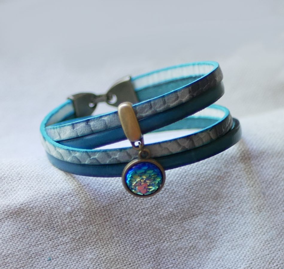 Doppeltes Lederarmband in Duo mit einem Meerjungfrauen-Schildpatt-Cabochon verziert 