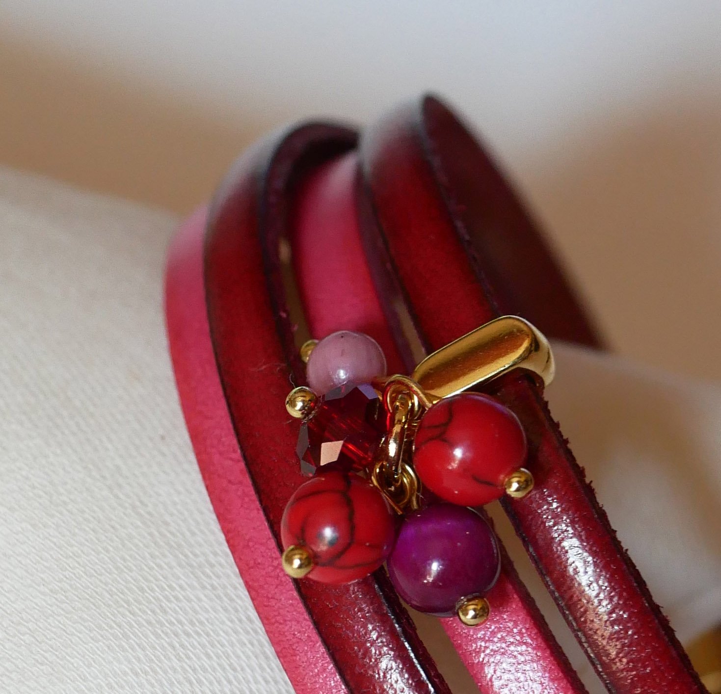 Doppeltes Lederarmband in Duo mit fuchsiafarbenen Perlen verziert