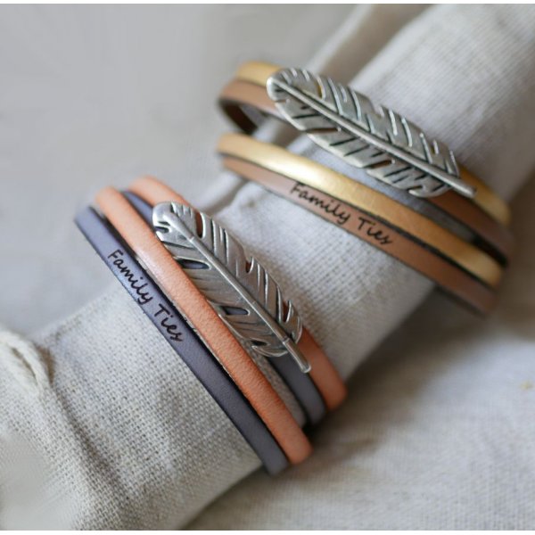 Doppeltes Lederarmband in Duo, verziert mit einer silbernen Feder