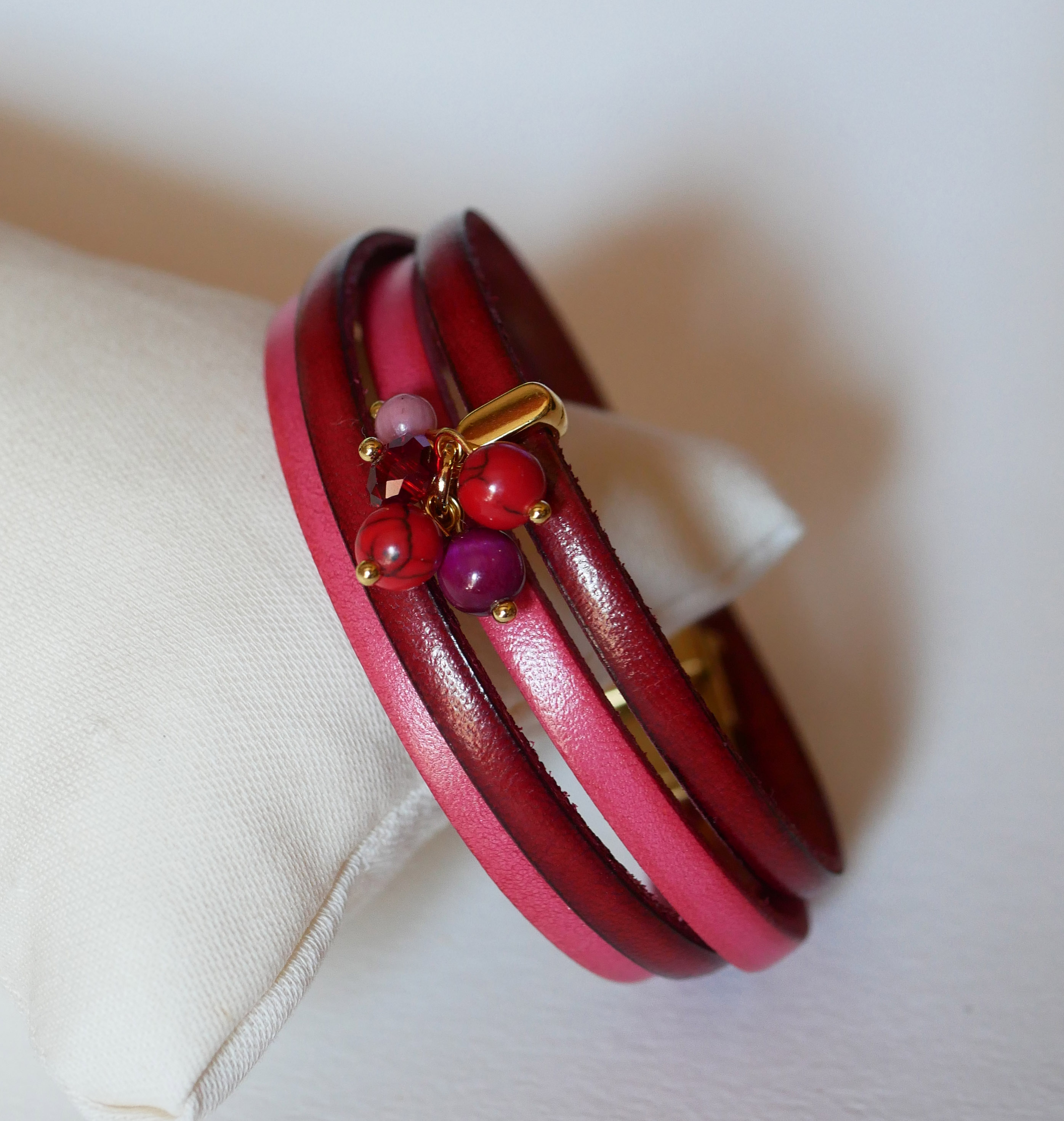 Doppeltes Lederarmband in Duo mit fuchsiafarbenen Perlen verziert