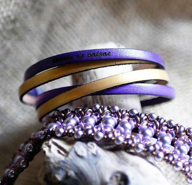 Bracelet double en cuir violet et doré personnalisable par gravure.
