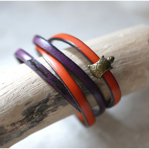 Doppeltes Lederarmband in Duo mit einer bronzefarbenen Schildkr&ouml;te verziert vielli