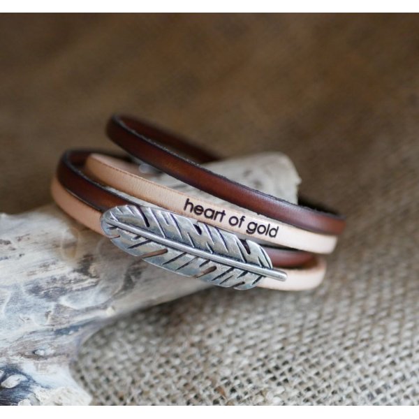 Doppeltes Lederarmband in Duo, verziert mit einer silbernen Feder