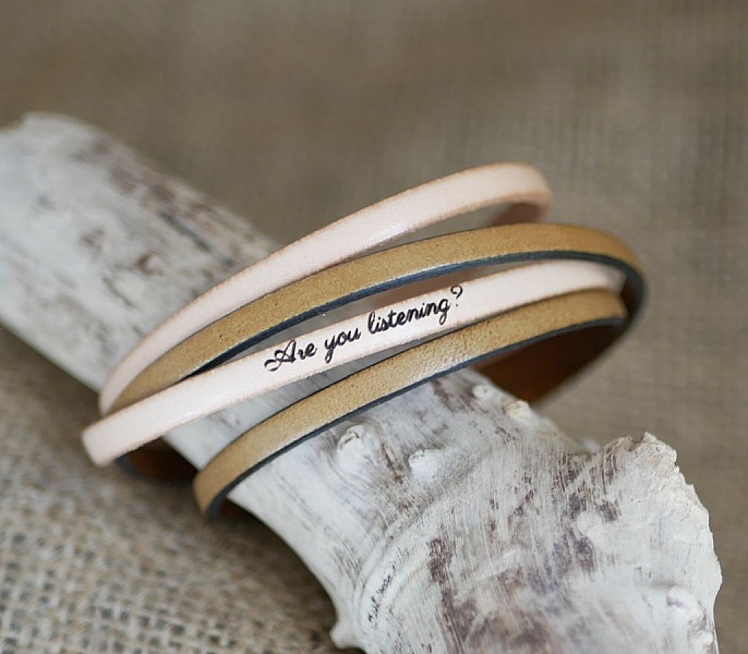 Bracelet cuir double personnalisé avec gravure sur bois flotté.