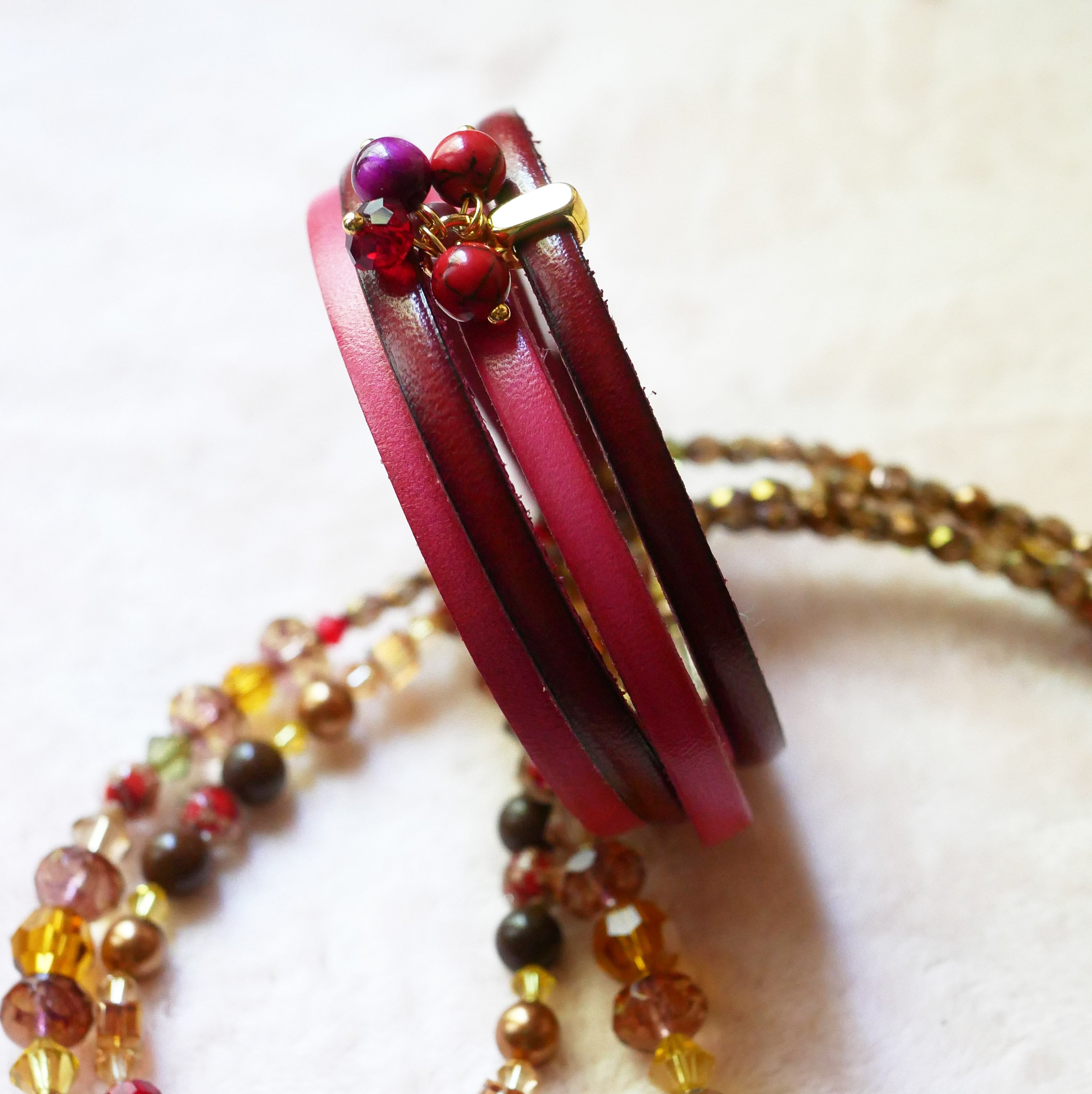 Doppeltes Lederarmband in Duo mit fuchsiafarbenen Perlen verziert