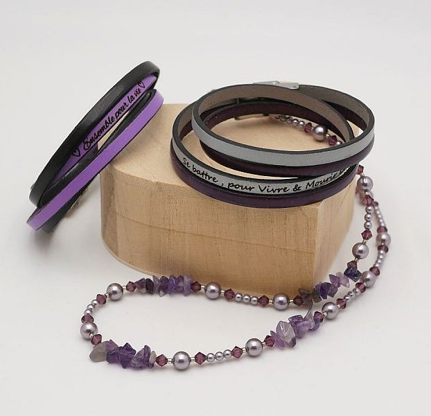 Bracelets en cuir double personnalisables avec gravure et perles.