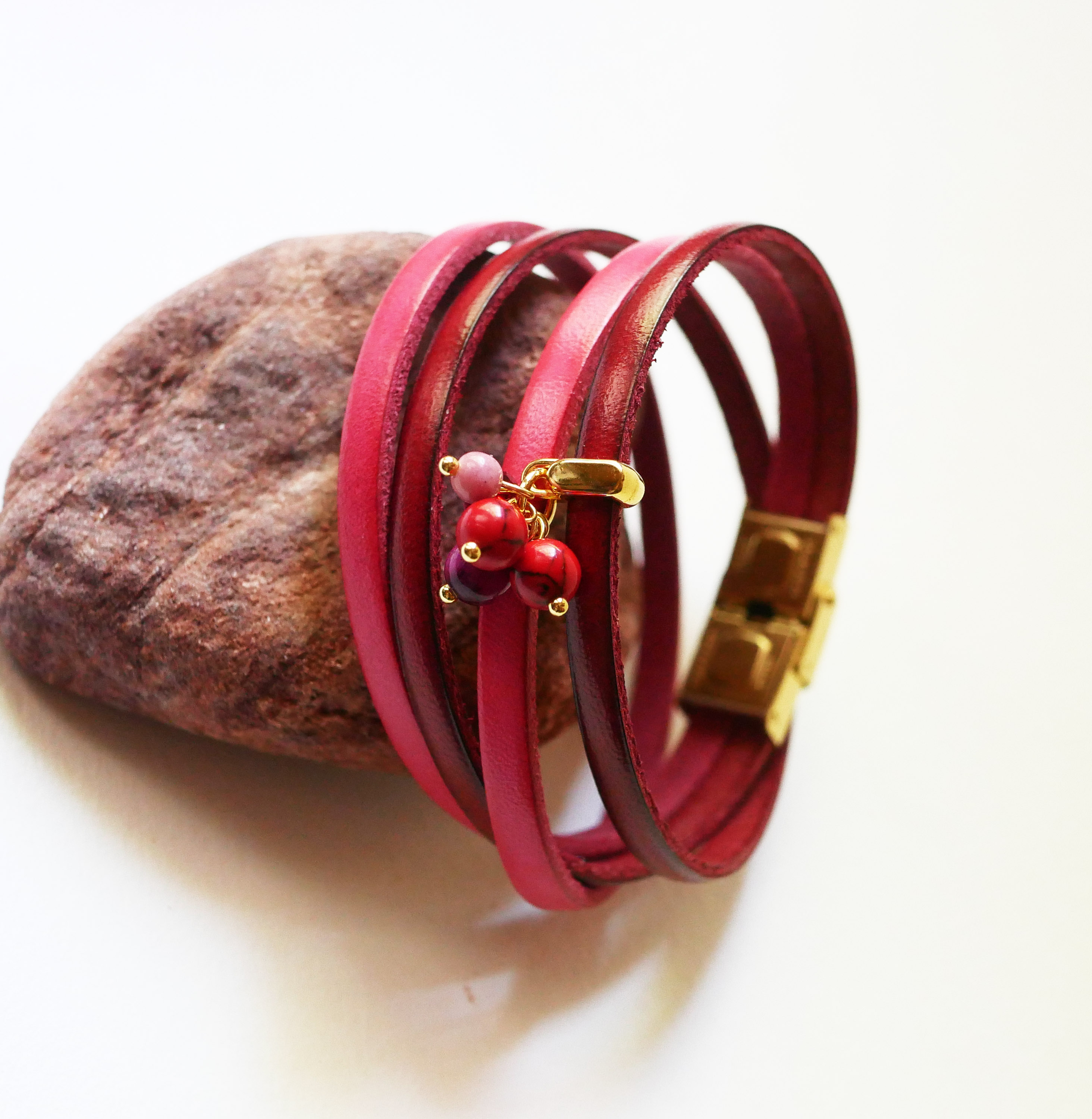 Doppeltes Lederarmband in Duo mit fuchsiafarbenen Perlen verziert