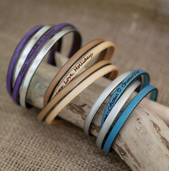 Bracelets doubles en cuir personnalisables avec gravure sur mesure.