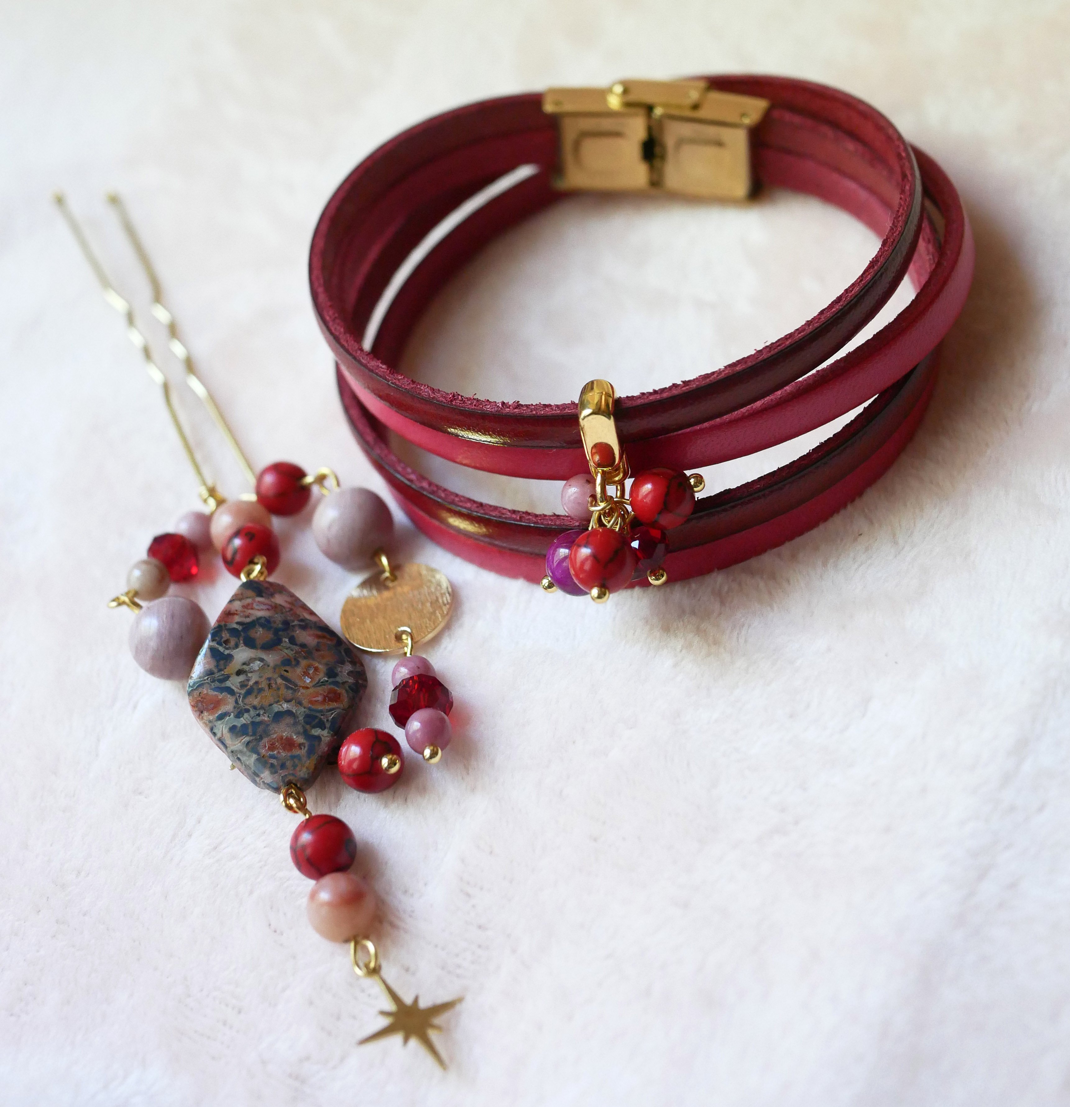 Doppeltes Lederarmband in Duo mit fuchsiafarbenen Perlen verziert