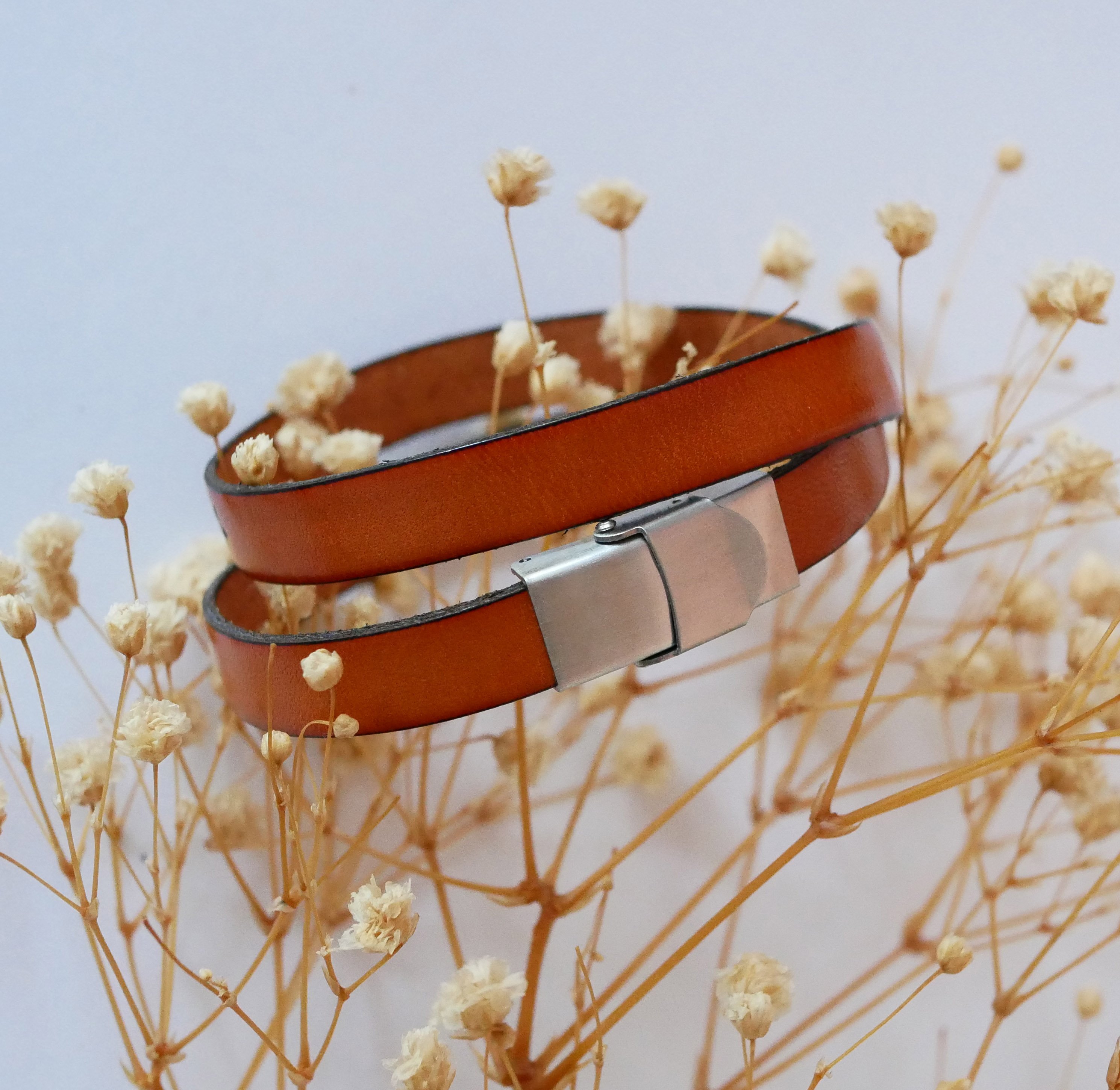 Bracelet cuir double en duo d&eacute;cor&eacute; d'une plume argent&eacute;e