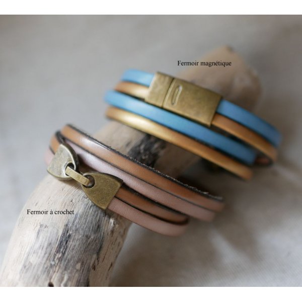 Doppeltes Lederarmband in Duo mit einer bronzefarbenen Schildkr&ouml;te verziert vielli