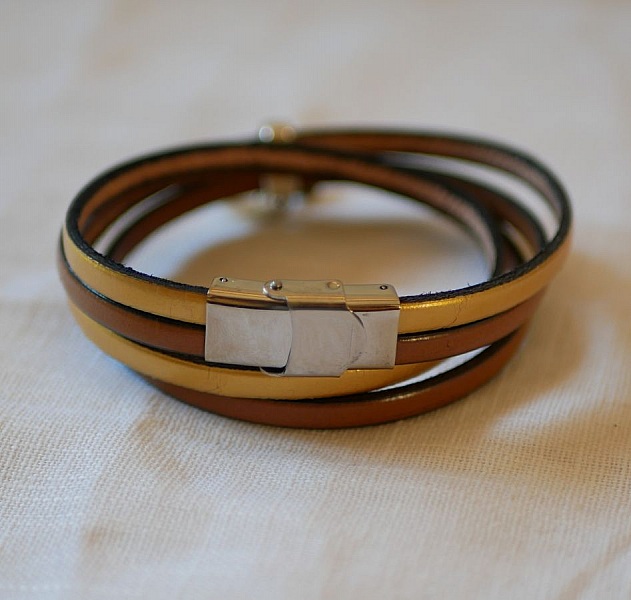 Bracelet double en cuir marron et doré avec fermoir argenté.