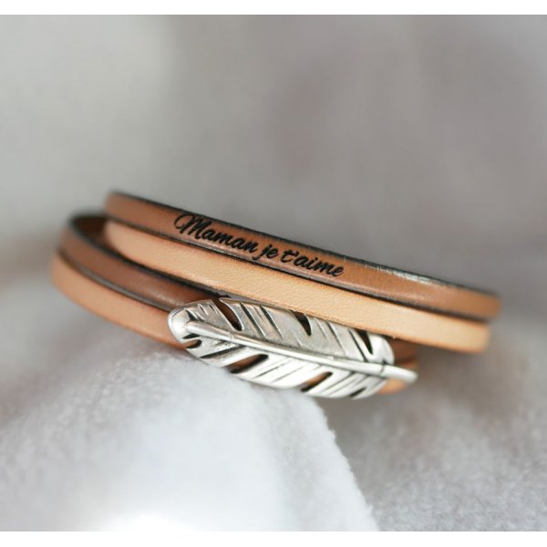 Doppeltes Lederarmband in Duo, verziert mit einer silbernen Feder