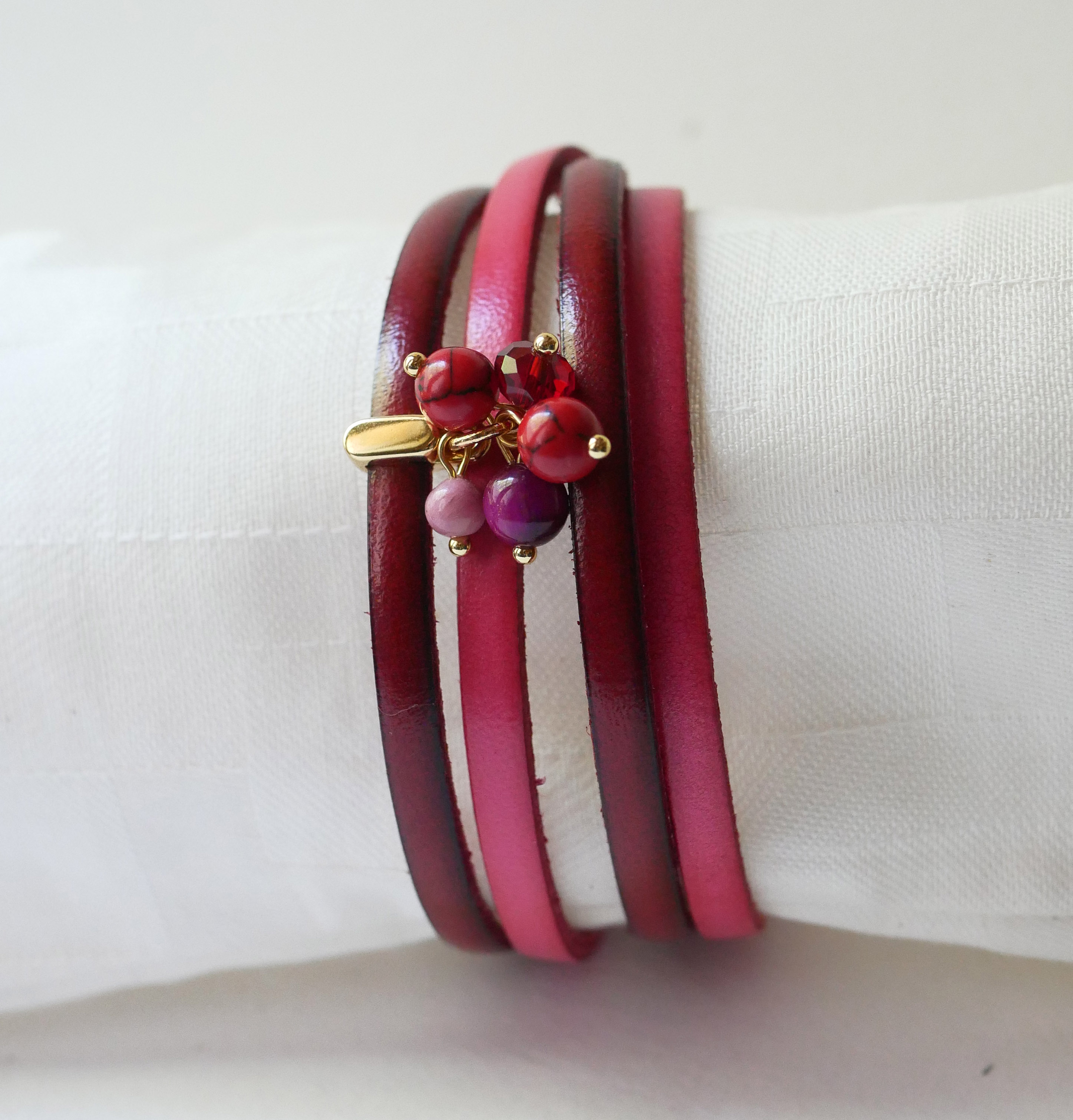 Doppeltes Lederarmband in Duo mit fuchsiafarbenen Perlen verziert