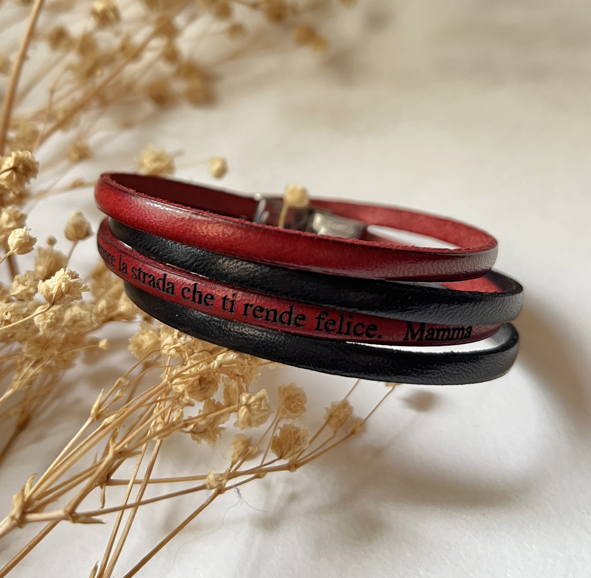 Bracelet double en cuir noir et rouge personnalisable par gravure.