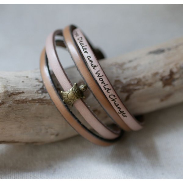 Doppeltes Lederarmband in Duo mit einer bronzefarbenen Schildkr&ouml;te verziert vielli