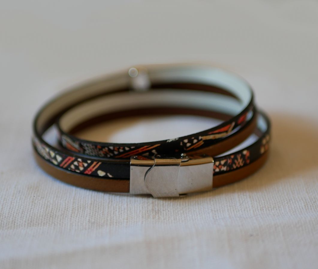 Doppeltes ethnisches Lederarmband mit Perlenanhänger